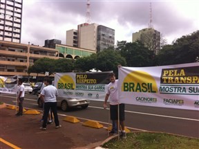 Cerca de 40 pessoas realizam o ato “Brasil mostra sua garra” em Maringá